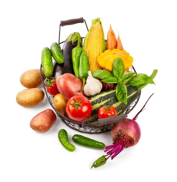 Świeże Warzywa Zbiorów Koszyku Zielonych Liści — Zdjęcie stockowe