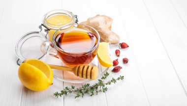 Limonlu zencefilli çay ve kekik beyaz ahşap tahtada...