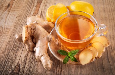 Limonlu zencefilli çay ve kekik beyaz ahşap tahtada...