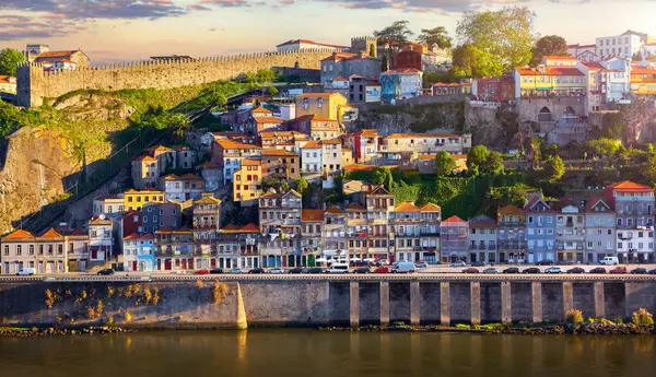 Antike Stadt Porto Portugal Sonnenuntergang Sonne Über Silhouetten Skylin lizenzfreie Stockbilder
