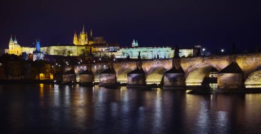 Prag, Çek Cumhuriyeti. Charles Köprüsü. Prag 'da panoramik görünüm