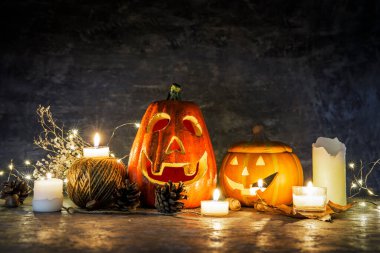 Cadılar Bayramı. Balkabağı süslemesi yanan mumlar ve J