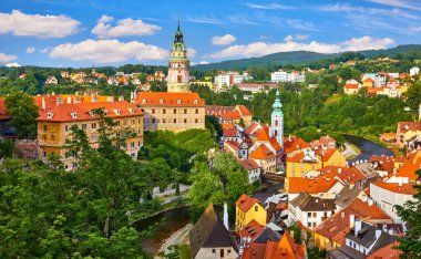 Cesky Krumlov (Çek), Cumhuriyet. Antika evlerle dolu antik bohem köyünün Kale Kulesi 'ne bakın. Mavi gökyüzü ve bulutlu yaz manzarası. Eski kasaba ve nehirde Vltava.