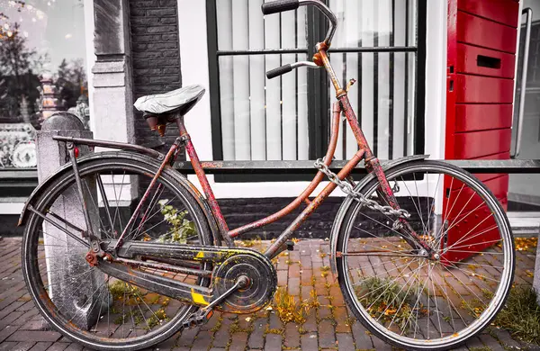 Amsterdam, Hollanda. Sokağa park edilmiş eski bir bisiklet. Sağlıklı yaşam tarzı için eski usul ulaşım.