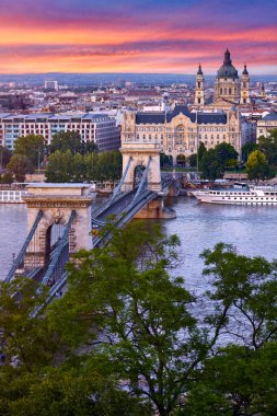Budapeşte, Macaristan. Şehirdeki panoramik manzara. Kubbeler dolusu opera binası. Yeşil ağaçların arasında gemisi olan Tuna Nehri. Avrupa 'da popüler seyahat hedefi.