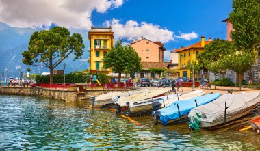 Bellagio, Lombardy, Como Gölü, İtalya. Ünlü İtalyan köyü ve Avrupa 'nın popüler tatil beldesi. Yaz manzarası teknelerle dolu kasaba manzarası. Güneşli yaz günü.