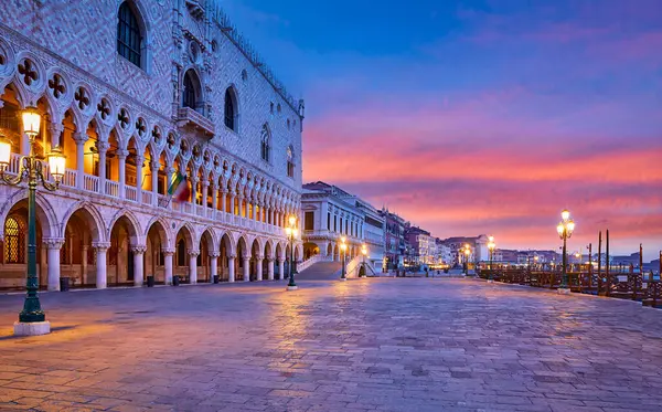 Ducal Palace yakınlarındaki Venedik, İtalya 'da San Marco Meydanı' nda gezinti alanı. Eski kasabamızda sabah şehirleri sokak lambaları. Ünlü simge..