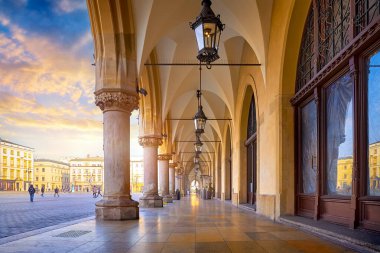 Krakow, Polonya. Old Town 'daki Pazar Meydanı' nda. Eski şehrin sokakları. Sabahın köründe. Avrupa 'da seyahat hedefi.