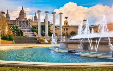 Barselona, İspanya. Ulusal Katalonya Sanat Müzesi 'nin yanındaki Montjuic Dağı' nın sihirli çeşmesi. Bulutlu bir yaz günü çeşme havuzu..