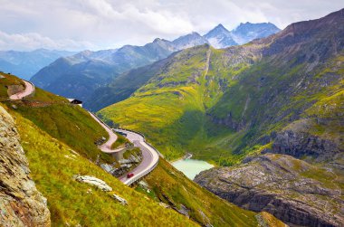 Avusturyalı Alpler arasında Grossglockner panoramik yolunda panoramik manzara. Dağlar yaz manzarasını yükseltir.