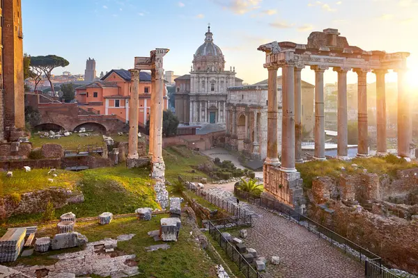 Roma Forumu, İtalya. Sütunlu antik yapılar. Antik İtalyan Roma şehrinin kalıntıları. Avrupa 'nın ünlü mimari simgesinin üzerinde gün doğumu.