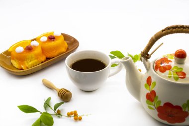 Sıcak kahve espresso ve portakallı tatlı tatlı düzenleme arka planda bembeyaz yatıyordu. 