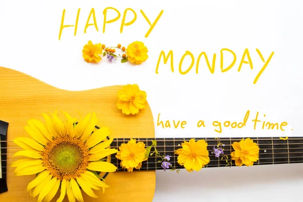 Счастливый Понедельник Хорошее Время Написания Открытки Желтым Цветом Гитарной Аранжировкой — стоковое фото