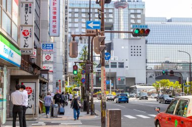 Asya 'nın Kyoto Japonya caddesinde yürüyen insanlar 21 Nisan 2023 