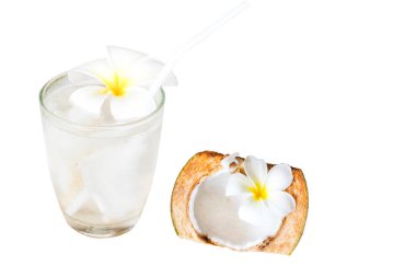 Sağlık hizmetleri için buzlu hindistan cevizi suyu ve arka planda meyve düzenlemesi. 