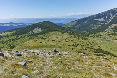 Bulgaristan 'ın Belmeken Barajı yakınlarındaki Rila dağının büyüleyici yaz manzarası