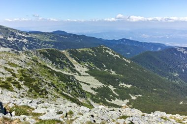 Bulgaristan 'ın Belmeken Barajı yakınlarındaki Rila dağının büyüleyici yaz manzarası