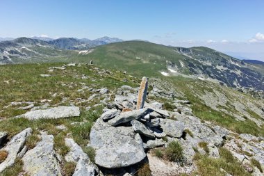 Bulgaristan 'ın Belmeken Barajı yakınlarındaki Rila dağının büyüleyici yaz manzarası