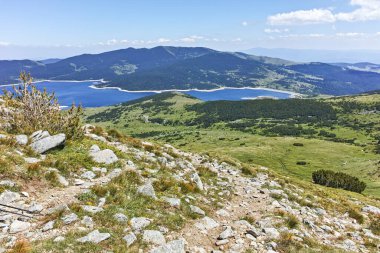 Bulgaristan 'ın Belmeken Barajı yakınlarındaki Rila dağının büyüleyici yaz manzarası