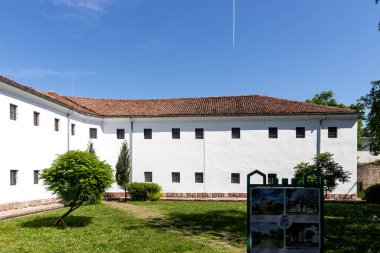 VIDIN, BULGARIA - 23 Mayıs 2021: Bulgaristan 'ın Vidin kentindeki Tipik İnşaat ve Sokak