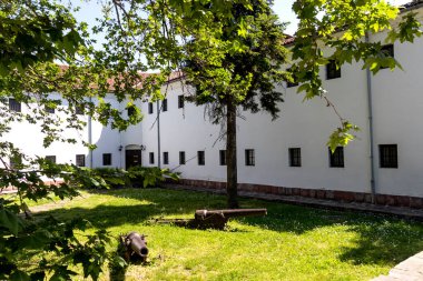 VIDIN, BULGARIA - 23 Mayıs 2021: Bulgaristan 'ın Vidin kentindeki Tipik İnşaat ve Sokak