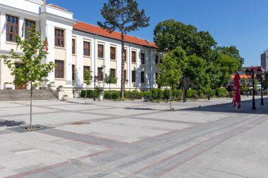 VIDIN, BULGARIA - 23 Mayıs 2021: Bulgaristan 'ın Vidin kentindeki Tipik İnşaat ve Sokak