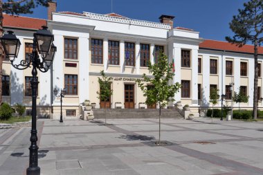 VIDIN, BULGARIA - 23 Mayıs 2021: Bulgaristan 'ın Vidin kentindeki Tipik İnşaat ve Sokak