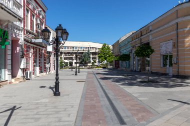 VIDIN, BULGARIA - 23 Mayıs 2021: Bulgaristan 'ın Vidin kentindeki Tipik İnşaat ve Sokak