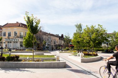 VIDIN, BULGARIA - 23 Mayıs 2021: Bulgaristan 'ın Vidin kentindeki Tipik İnşaat ve Sokak