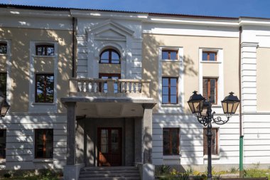 VIDIN, BULGARIA - 23 Mayıs 2021: Bulgaristan 'ın Vidin kentindeki Tipik İnşaat ve Sokak