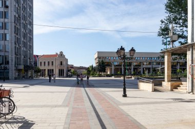 VIDIN, BULGARIA - 23 Mayıs 2021: Bulgaristan 'ın Vidin kentindeki Tipik İnşaat ve Sokak