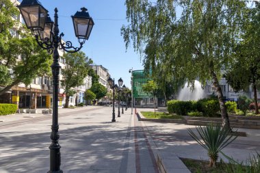 VIDIN, BULGARIA - 23 Mayıs 2021: Bulgaristan 'ın Vidin kentindeki Tipik İnşaat ve Sokak