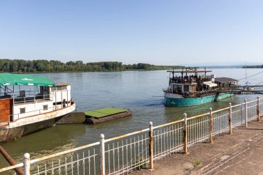 VIDIN, BULGARIA - 23 Mayıs 2021: Bulgaristan 'ın Vidin kentindeki Tipik İnşaat ve Sokak