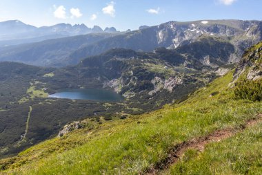 Bulgaristan 'ın Yedi Rila Gölünün etrafındaki Rila Dağı' nın muhteşem manzarası