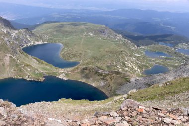 Bulgaristan 'ın Yedi Rila Gölünün etrafındaki Rila Dağı' nın muhteşem manzarası