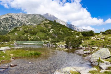 Bulgaristan 'ın Pirin Dağı' ndaki Banderitsa Nehri yakınlarındaki inanılmaz manzara