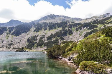 Bulgaristan 'ın Pirin Dağı' ndaki Banderitsa Nehri yakınlarındaki inanılmaz manzara