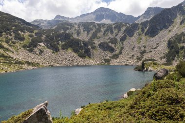 Bulgaristan 'ın Pirin Dağı' ndaki Banderitsa Nehri yakınlarındaki inanılmaz manzara
