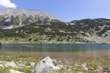 Bulgaristan 'ın Pirin Dağı' ndaki Banderitsa Nehri yakınlarındaki inanılmaz manzara