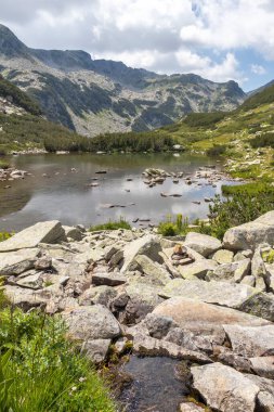 Bulgaristan 'ın Pirin Dağı' ndaki Banderitsa Nehri yakınlarındaki inanılmaz manzara