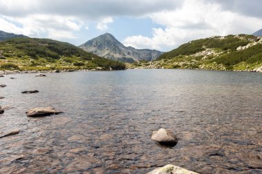 Bulgaristan 'ın Pirin Dağı' ndaki Banderitsa Nehri yakınlarındaki inanılmaz manzara