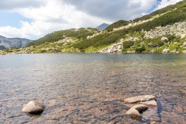 Bulgaristan 'ın Pirin Dağı' ndaki Banderitsa Nehri yakınlarındaki inanılmaz manzara