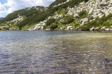 Bulgaristan 'ın Pirin Dağı' ndaki Banderitsa Nehri yakınlarındaki inanılmaz manzara