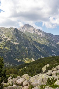Bulgaristan 'ın Pirin Dağı' ndaki Banderitsa Nehri yakınlarındaki inanılmaz manzara