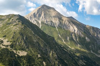 Bulgaristan 'ın Pirin Dağı' ndaki Banderitsa Nehri yakınlarındaki inanılmaz manzara