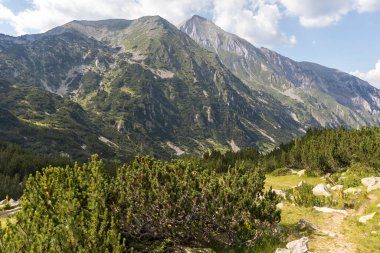 Bulgaristan 'ın Pirin Dağı' ndaki Banderitsa Nehri yakınlarındaki inanılmaz manzara