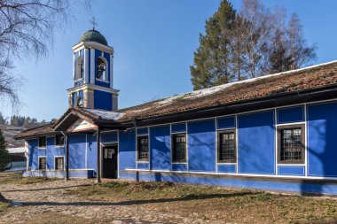 KOPRIVSHTITSA, BULGARIA - 25 Ocak 2020: Bulgaristan 'ın Sofya Bölgesi Koprivshtitsa kentindeki Tipik Sokak ve eski evler