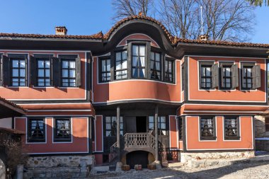 KOPRIVSHTITSA, BULGARIA - 25 Ocak 2020: Bulgaristan 'ın Sofya Bölgesi Koprivshtitsa kentindeki Tipik Sokak ve eski evler