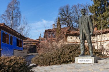 KOPRIVSHTITSA, BULGARIA - 25 Ocak 2020: Bulgaristan 'ın Sofya Bölgesi Koprivshtitsa kentindeki Tipik Sokak ve eski evler