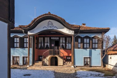 KOPRIVSHTITSA, BULGARIA - 25 Ocak 2020: Bulgaristan 'ın Sofya Bölgesi Koprivshtitsa kentindeki Tipik Sokak ve eski evler